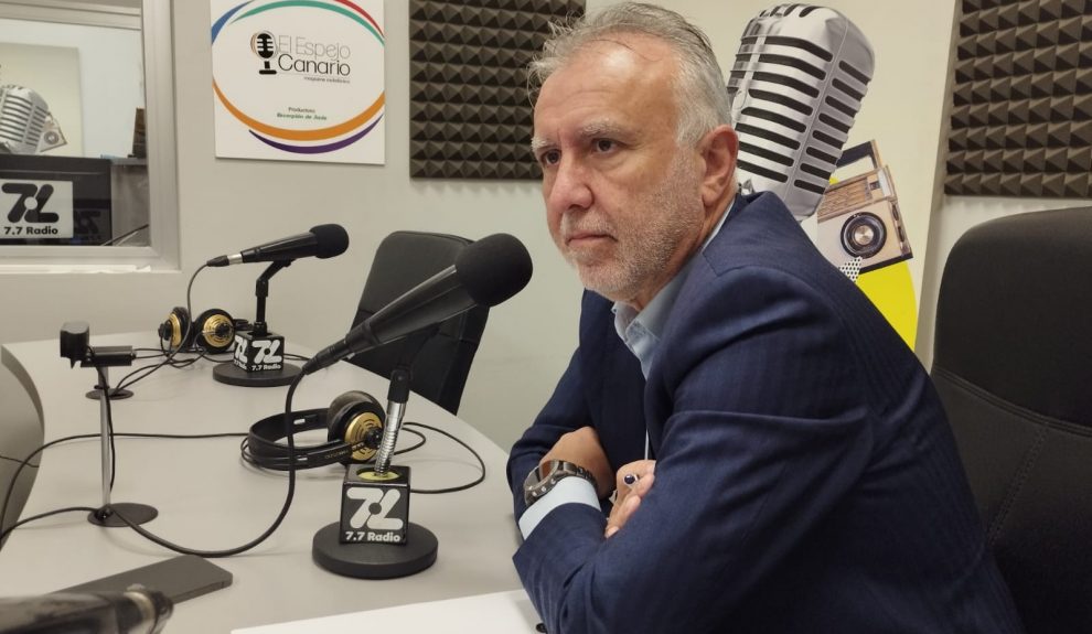 Ángel Víctor Torres en los estudios de El Espejo Canario