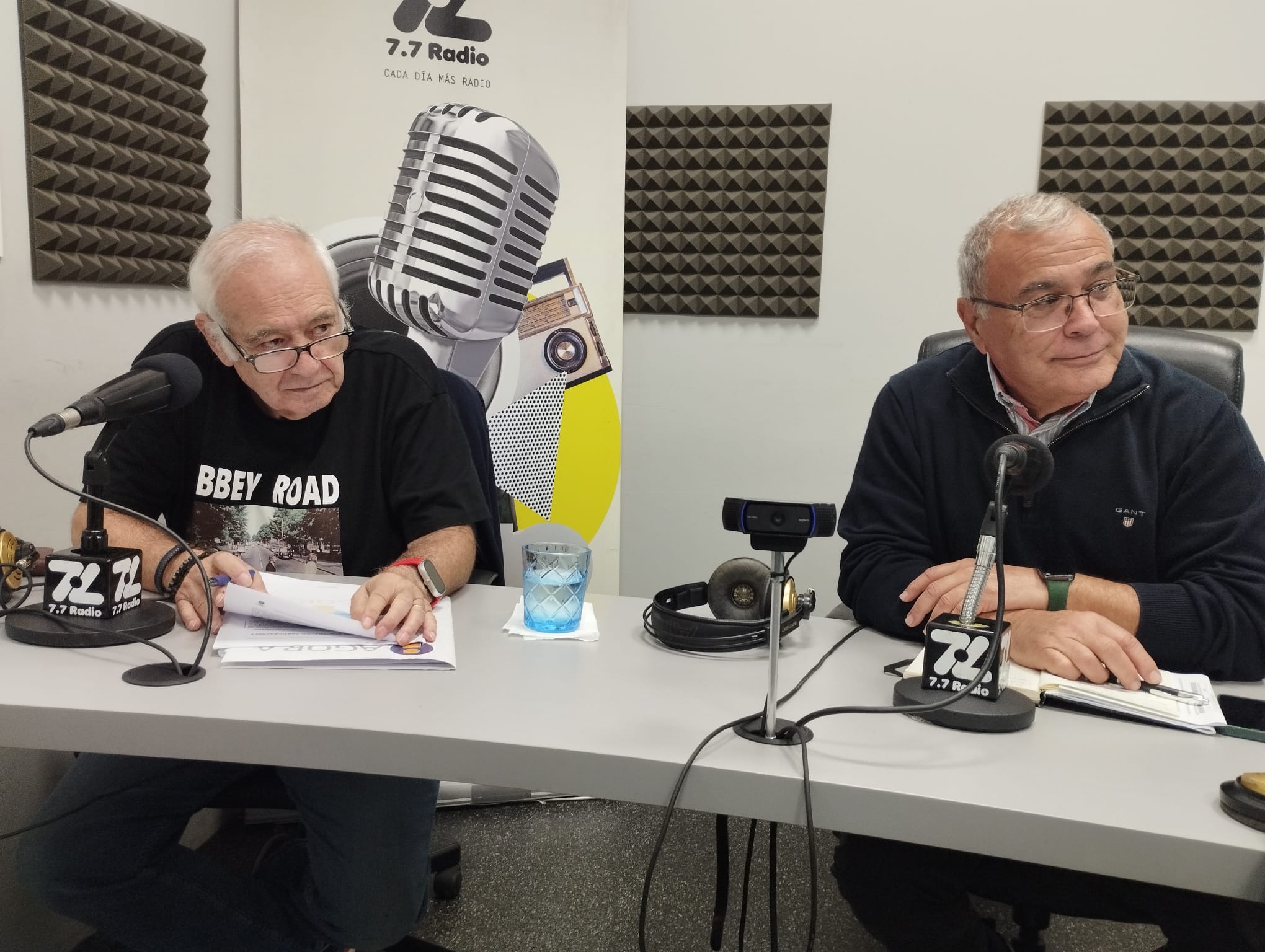 Emilio Mayoral y Jesús León en los estudios de El Espejo Canario
