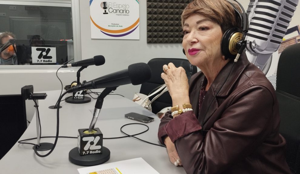 Salud Gil en los estudios de El Espejo Canario