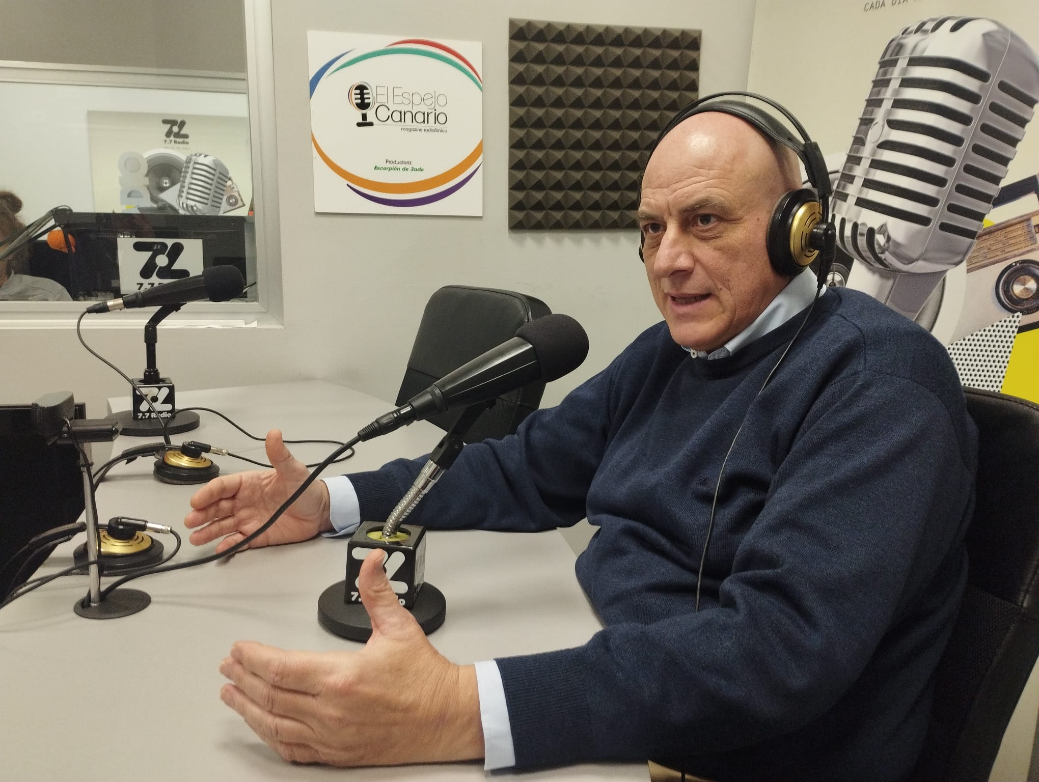 Domingo Montes de Oca en los estudios de El Espejo Canario