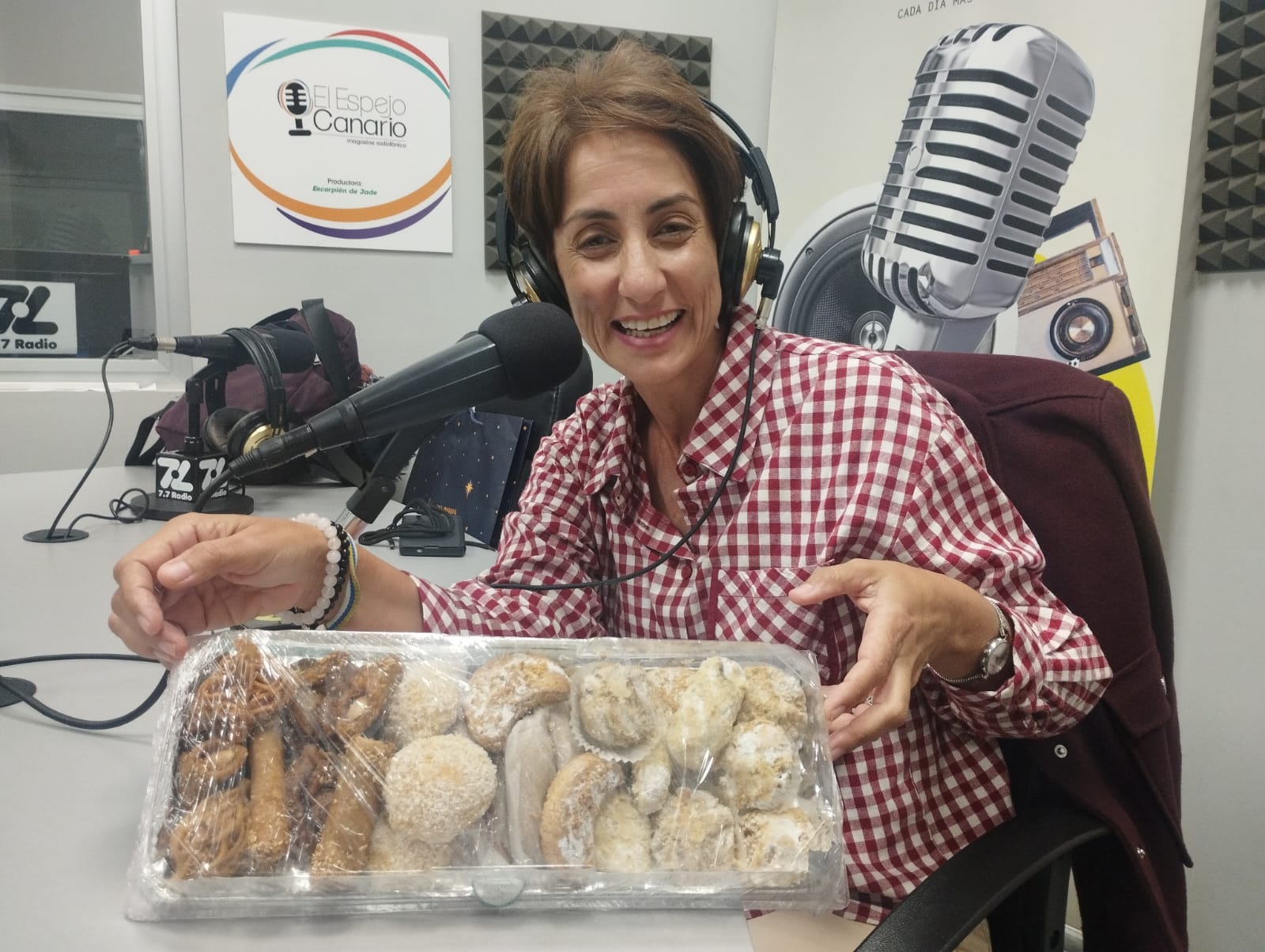 La dulce visita de Onalia Bueno a los estudios de El Espejo Canario