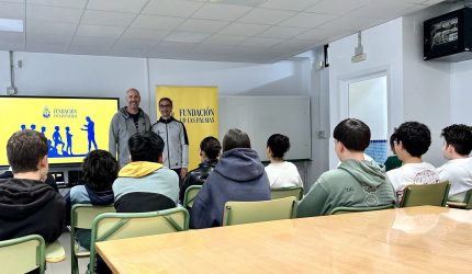 Durante la sesión, el alumnado también pudo conocer de cerca los diferentes proyectos que impulsa la Fundación | Foto: UD Las Palmas