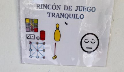 Cartel de juego en un patio inclusivo | Foto: Gobierno de Canarias