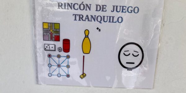 Cartel de juego en un patio inclusivo | Foto: Gobierno de Canarias