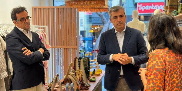 Manuel Domínguez y David Mille en una visita a la zona comercial de Triana | Foto: Gobierno de Canarias