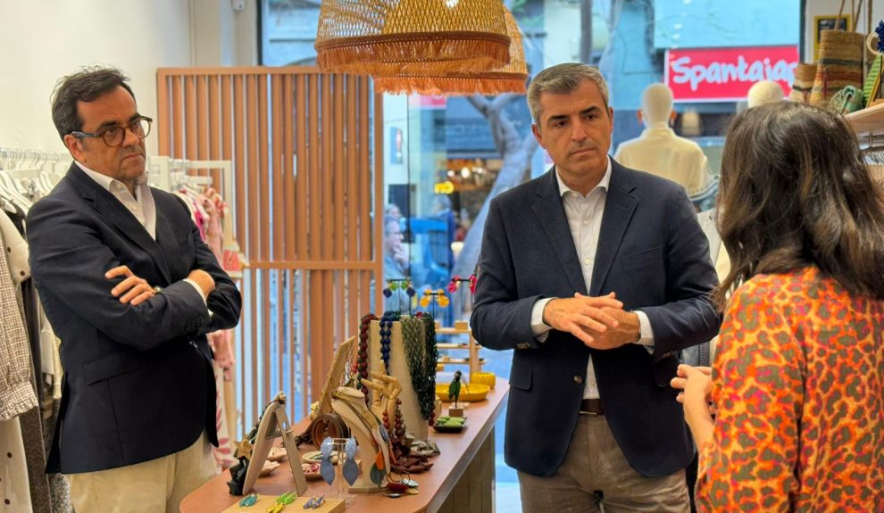Manuel Domínguez y David Mille en una visita a la zona comercial de Triana | Foto: Gobierno de Canarias