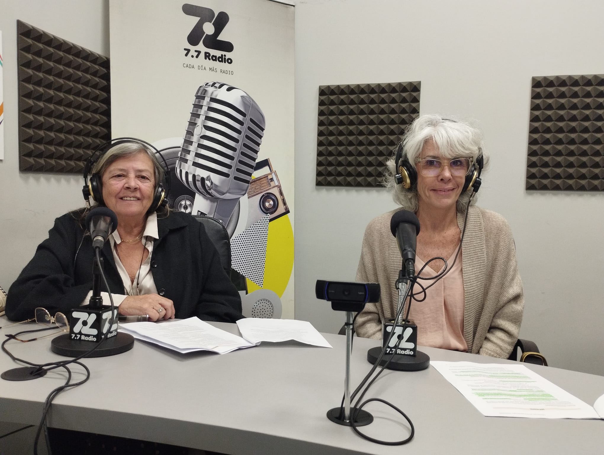 Mercedes Fernández-Couto y Victoria Jiménez del Campo en los estudios de El Espejo Canario