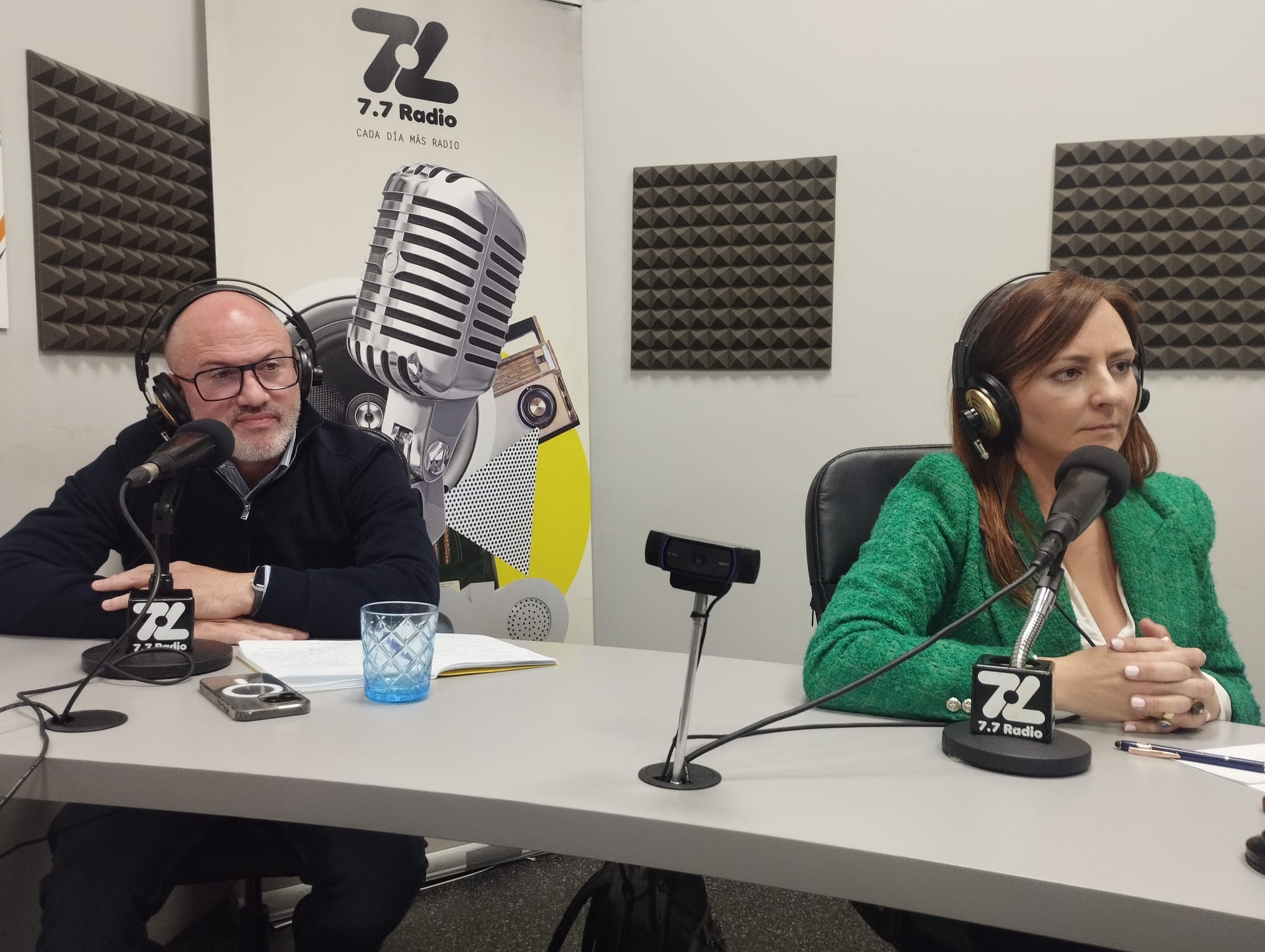 Pedro Afonso y Nieves Lady Barreto en los estudios de El Espejo Canario