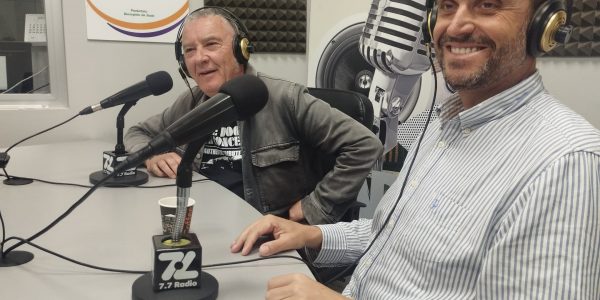 Juan Salán y Santi Gutiérrez en los estudios de El Espejo Canario