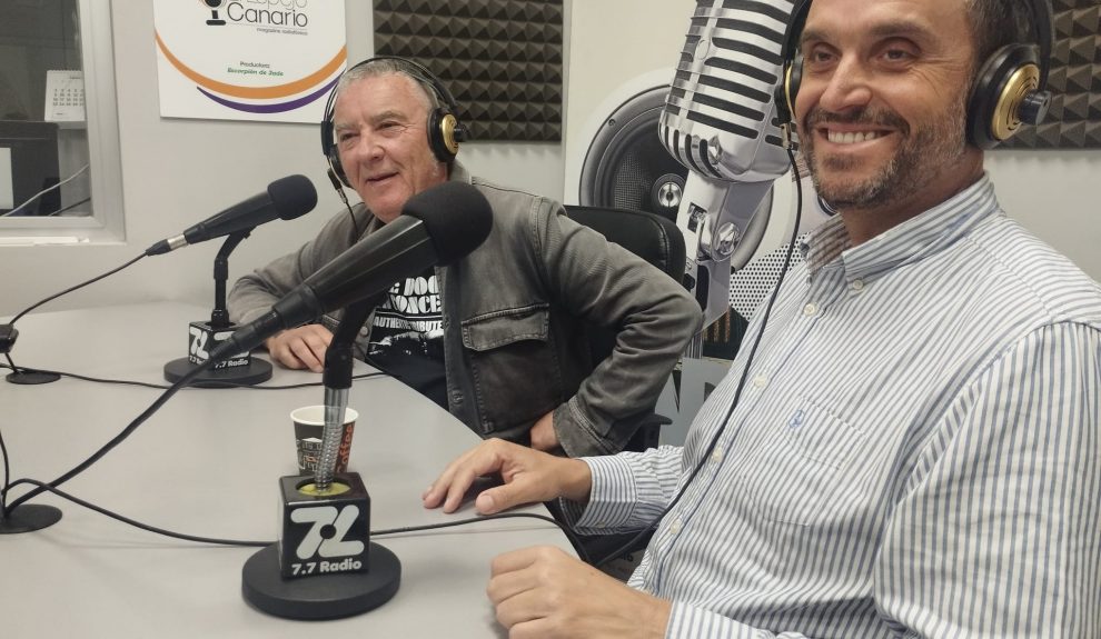 Juan Salán y Santi Gutiérrez en los estudios de El Espejo Canario