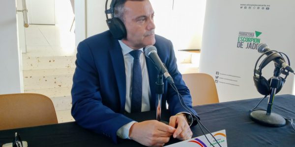 Oswaldo Betancort en el set de El Espejo Canario en Islote de Fermina