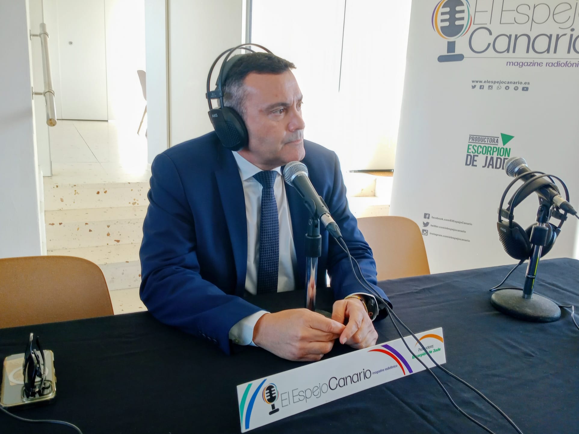 Oswaldo Betancort en el set de El Espejo Canario en Islote de Fermina