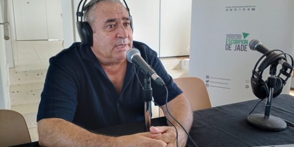 Ángel Vázquez en el set de El Espejo Canario en Islote de Fermina