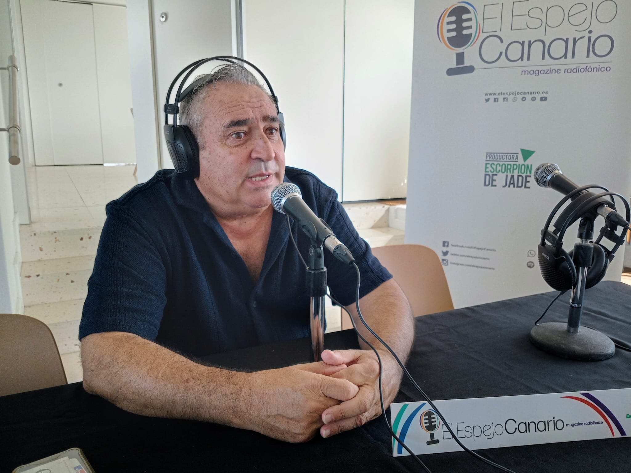 Ángel Vázquez en el set de El Espejo Canario en Islote de Fermina