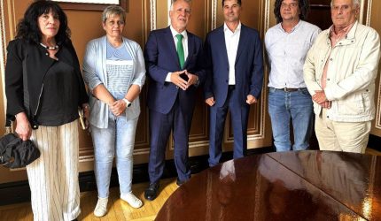 Reunión de miembros de la Agrupación de Familiares de la Fosa Común de Vegueta con el ministro ÁNgel Víctor Torres | Foto: Moncloa