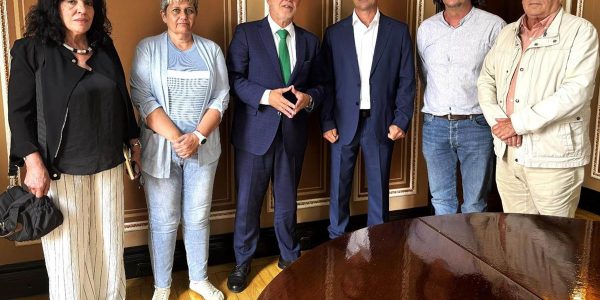 Reunión de miembros de la Agrupación de Familiares de la Fosa Común de Vegueta con el ministro ÁNgel Víctor Torres | Foto: Moncloa