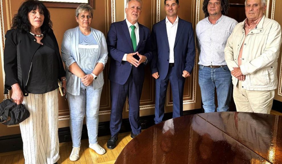 Reunión de miembros de la Agrupación de Familiares de la Fosa Común de Vegueta con el ministro ÁNgel Víctor Torres | Foto: Moncloa