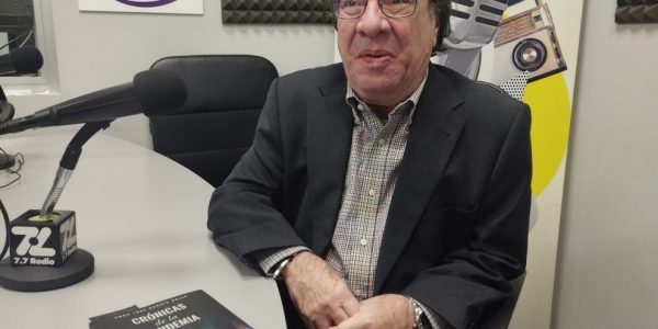Amós García en los estudios de El Espejo Canario