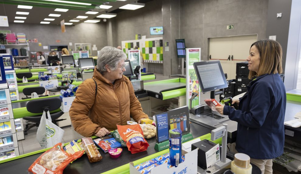 Además de la atención directa, la empresa también forma a sus trabajadores para asesorar a los clientes sobre productos y formas de preparación | Foto: Hiperdino