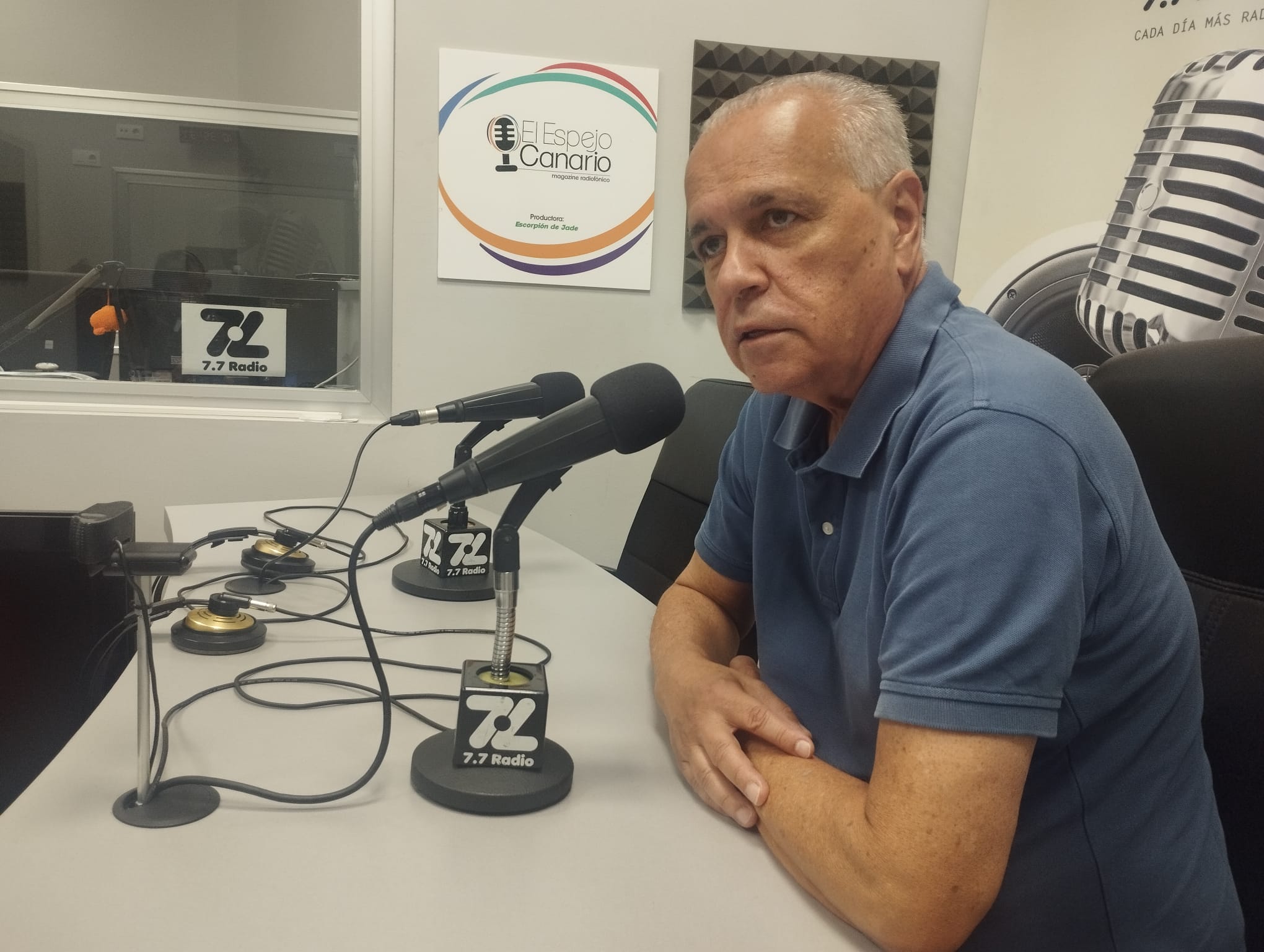 Germán Morales en los estudios de El Espejo Canario