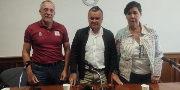 José Luis Martín Esquivel, Blanca Pérez y Pedro Millán en el set de El Espejo Canario en el Cabildo de Tenerife.