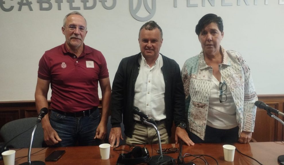 José Luis Martín Esquivel, Blanca Pérez y Pedro Millán en el set de El Espejo Canario en el Cabildo de Tenerife.