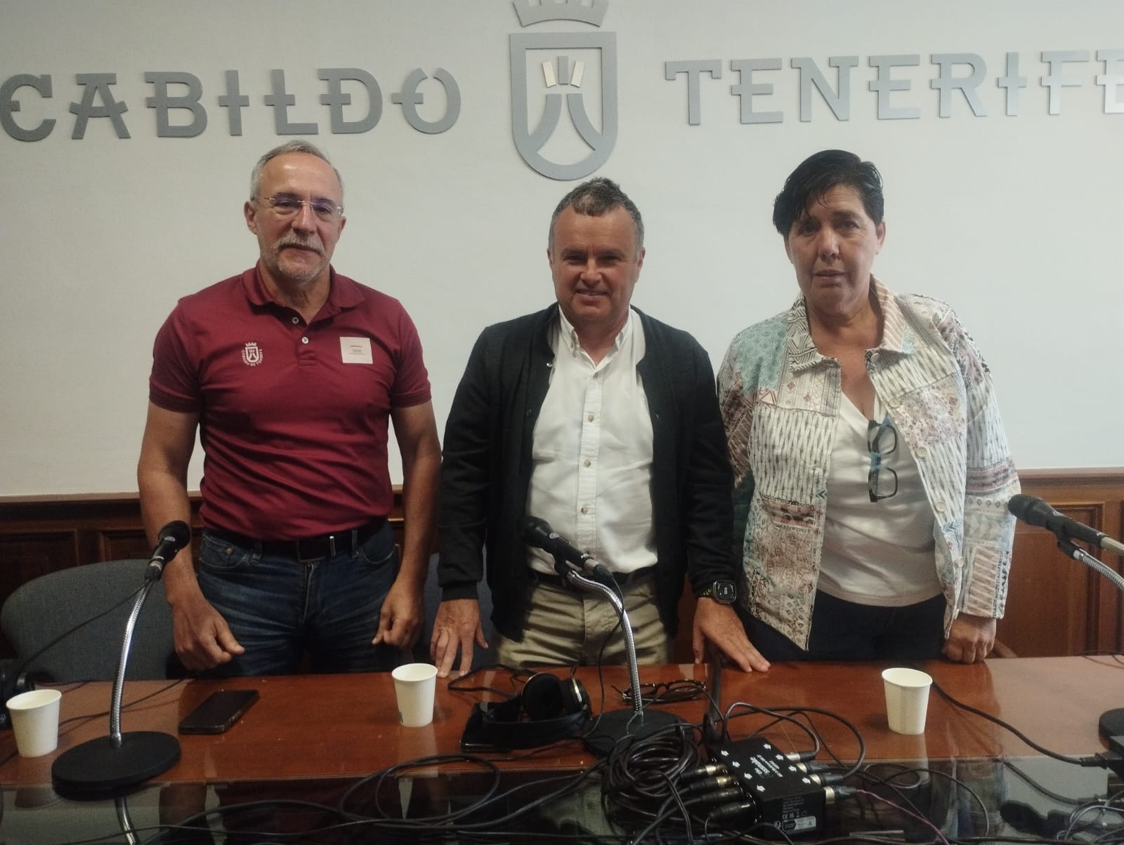 José Luis Martín Esquivel, Blanca Pérez y Pedro Millán en el set de El Espejo Canario en el Cabildo de Tenerife.