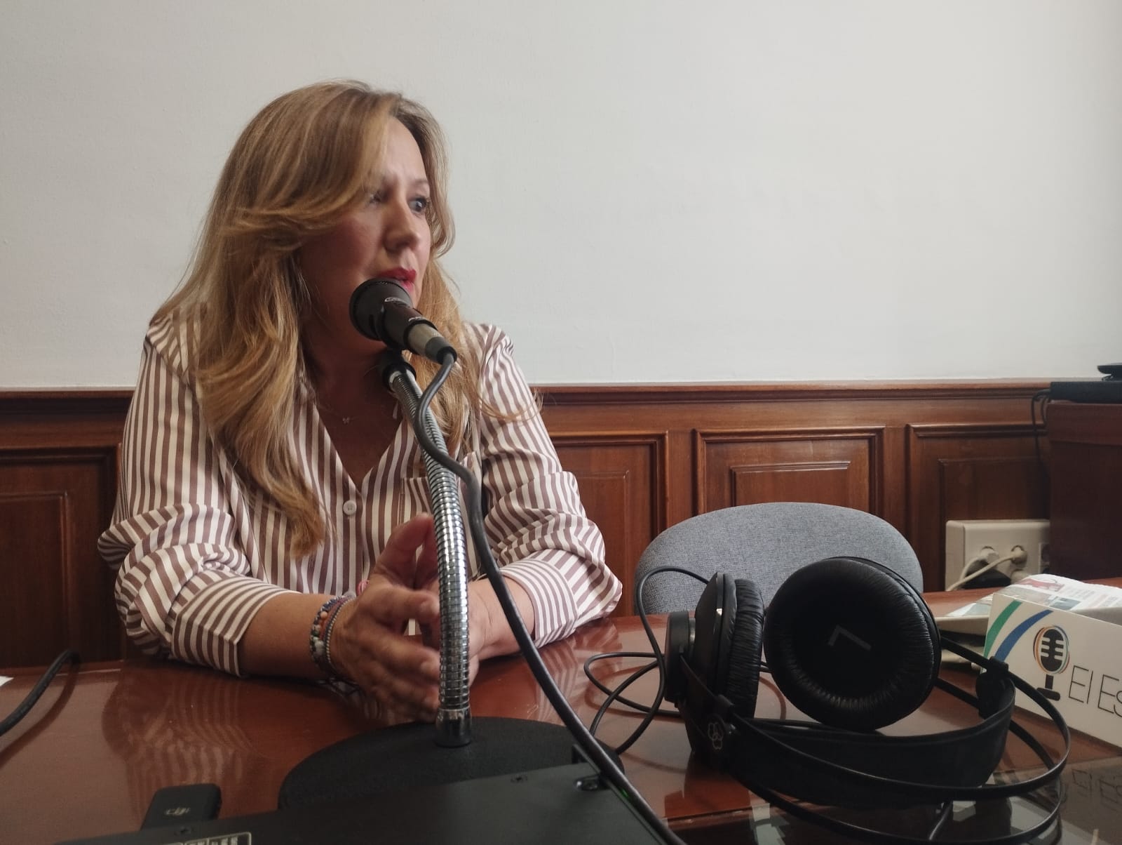 Rosa Dávila en el set de El Espejo Canario en el Cabildo de Tenerife