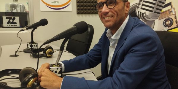 Ángel Sabroso en los estudios de El Espejo Canario