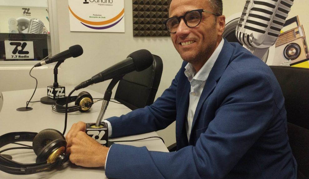 Ángel Sabroso en los estudios de El Espejo Canario