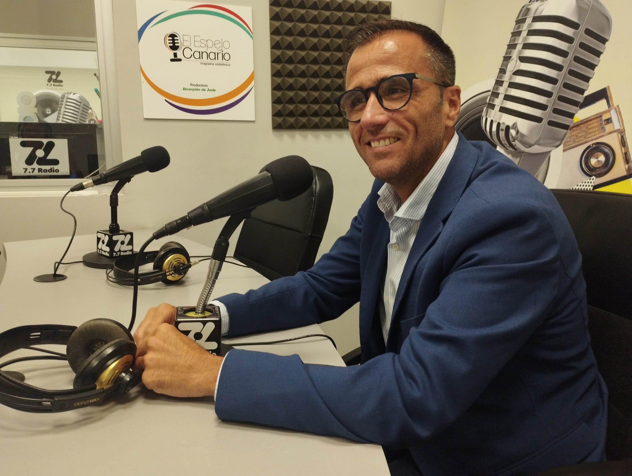 Ángel Sabroso en los estudios de El Espejo Canario