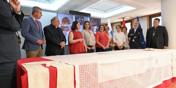 Presidencia confía a las caladoras de Ingenio el regalo institucional que Canarias entregará al Papa León XIV | Foto: Gobierno de Canarias
