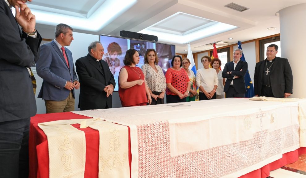 Presidencia confía a las caladoras de Ingenio el regalo institucional que Canarias entregará al Papa León XIV | Foto: Gobierno de Canarias