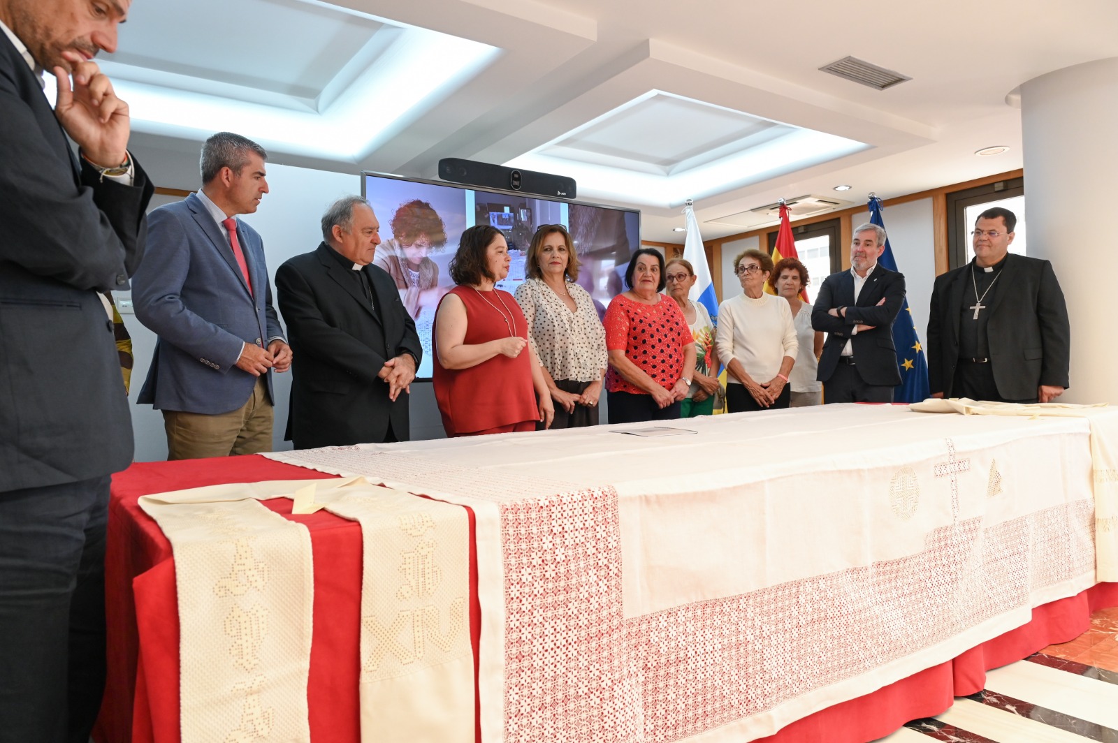 Presidencia confía a las caladoras de Ingenio el regalo institucional que Canarias entregará al Papa León XIV | Foto: Gobierno de Canarias