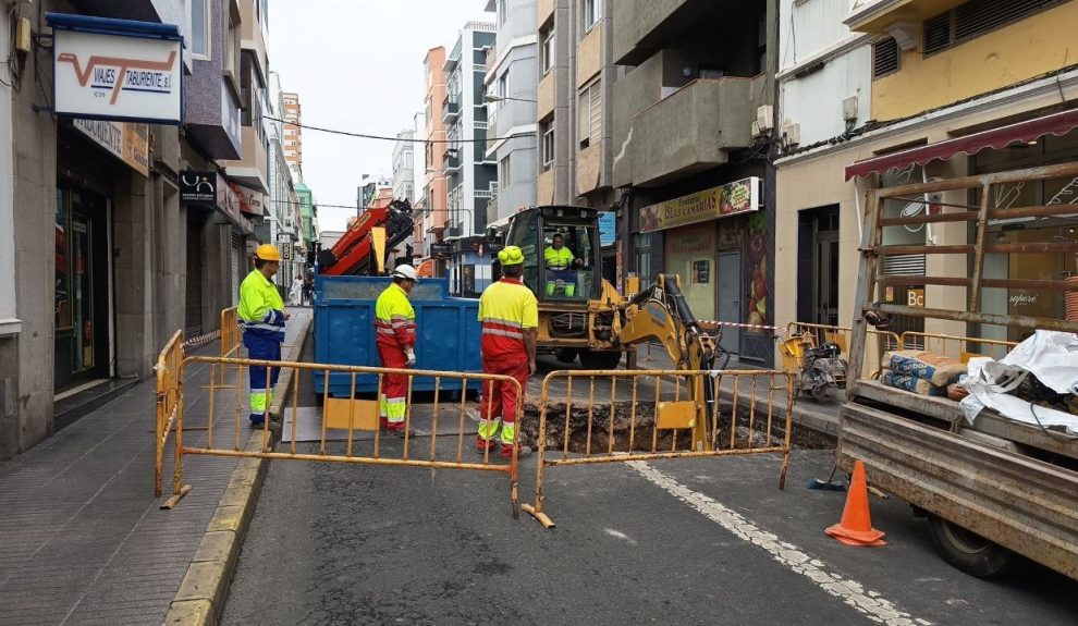 Operarios de Emalsa en trabajos realizados en Las Palmas de GRan Canaria | Foto: Emalsa