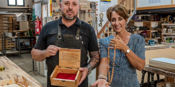 Onalia Bueno y Doramas Hernández con el rosario que se entregará al Papa | Foto: Ayuntamiento de Mogán