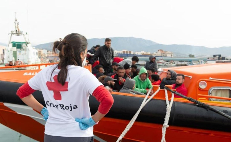 Volu ntaria de Cruz Roja atendiendo migrantes | Foto: Cruz Roja