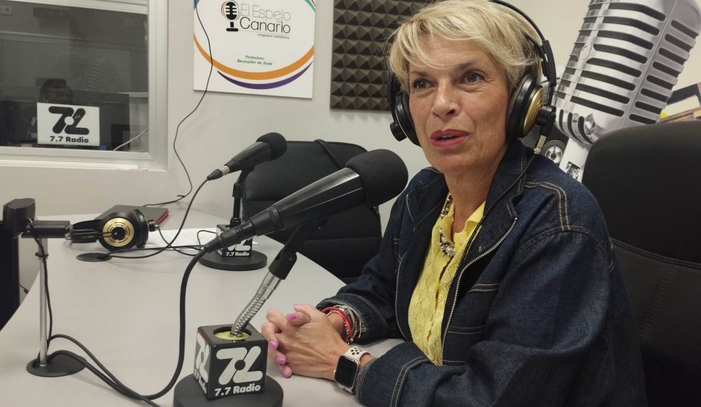 Elena Máñez en los estudios de El Espejo Canario