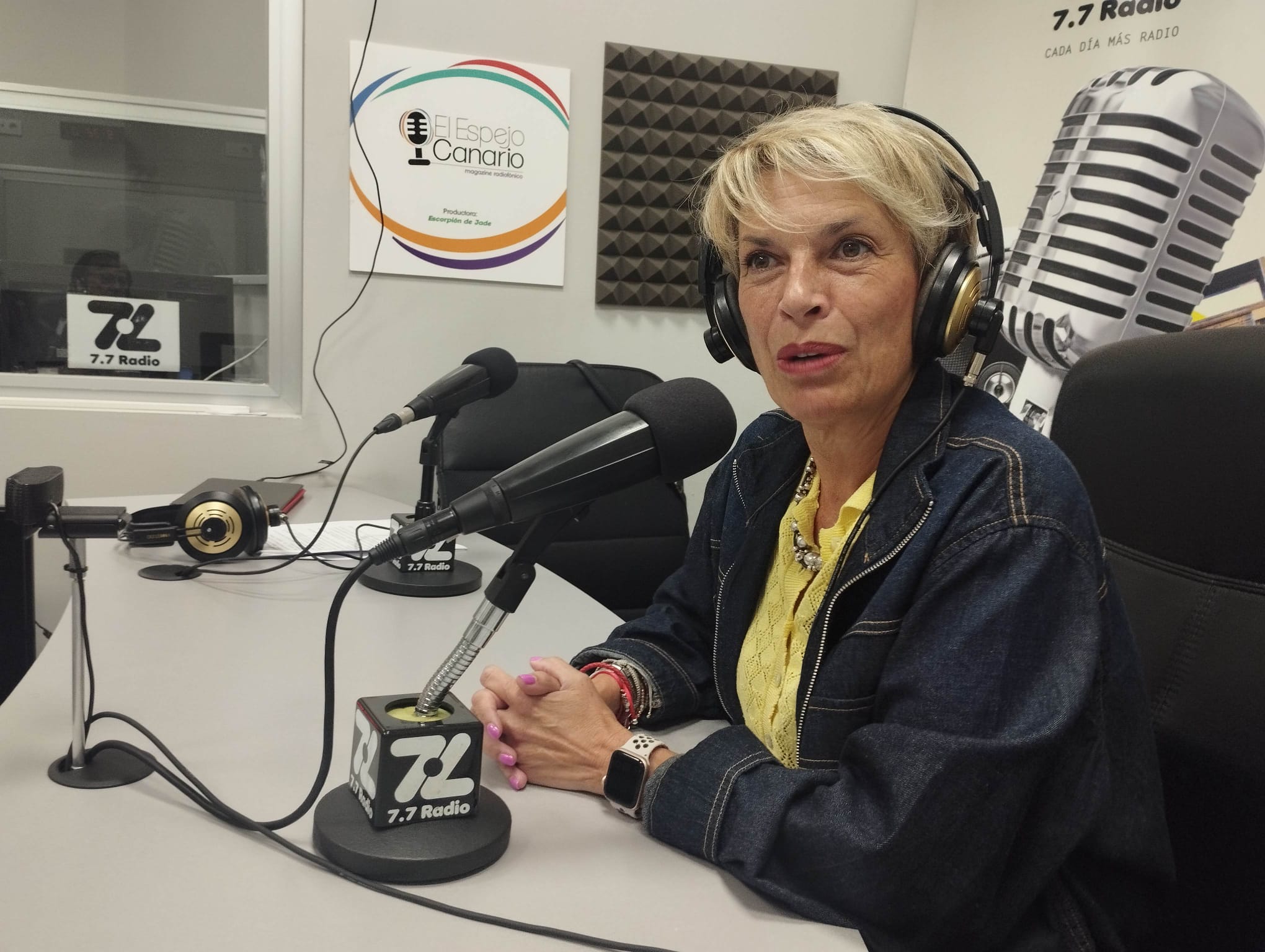 Elena Máñez en los estudios de El Espejo Canario