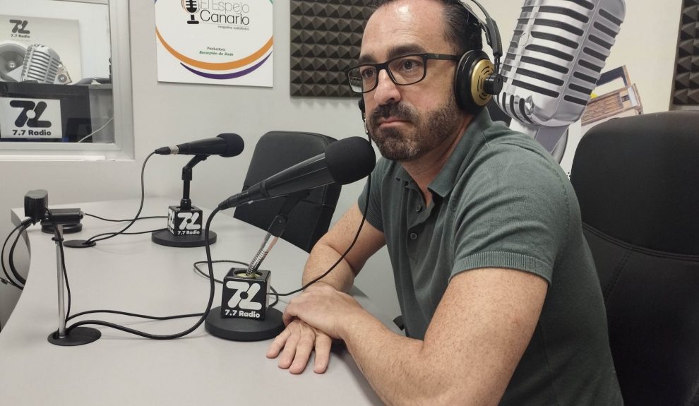 Javier Valentín Peñate en los estudios de El Espejo Canario
