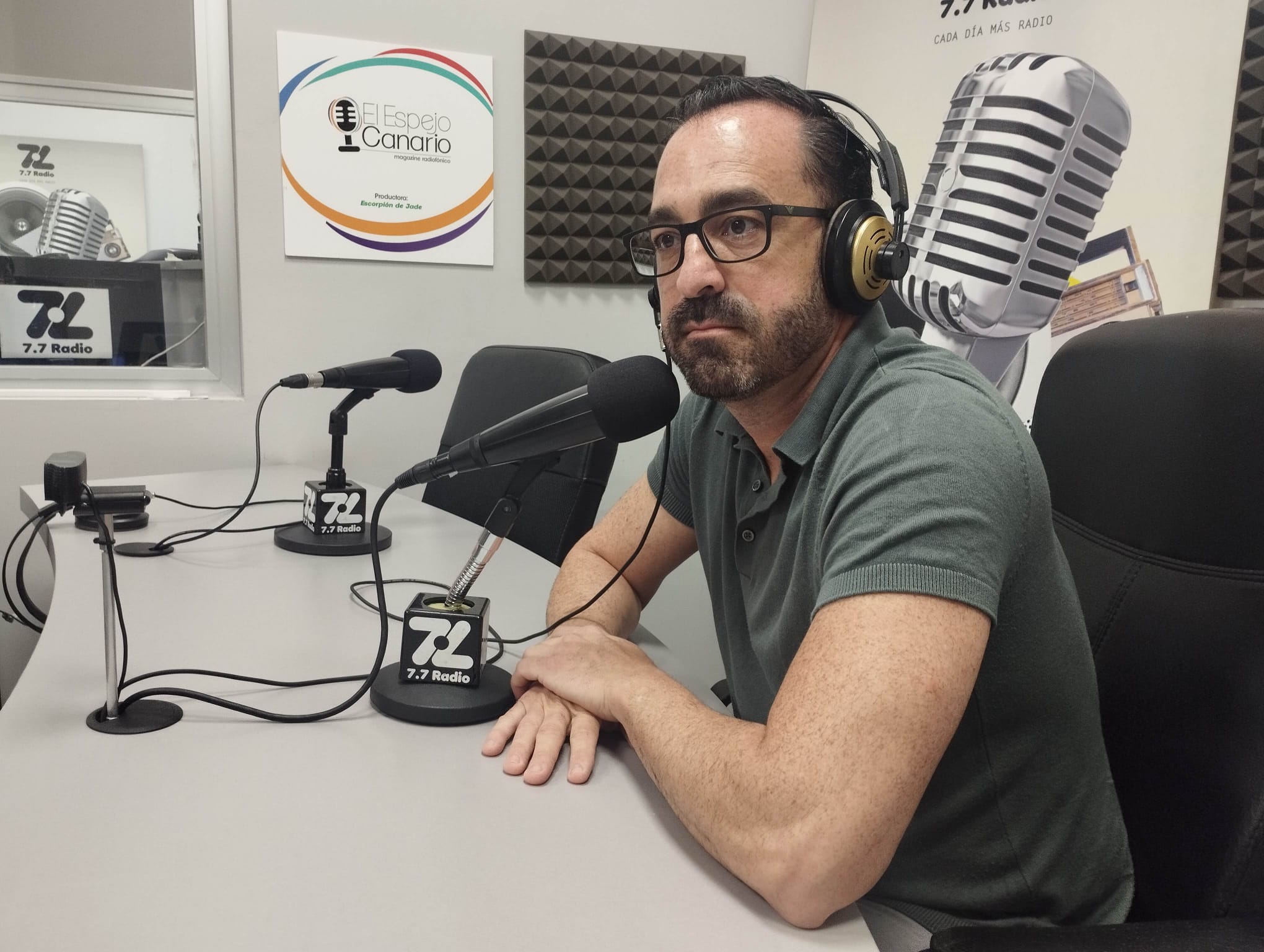 Javier Valentín Peñate en los estudios de El Espejo Canario