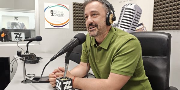 Juan Antonio Peña en los estudios de El Espejo Canario
