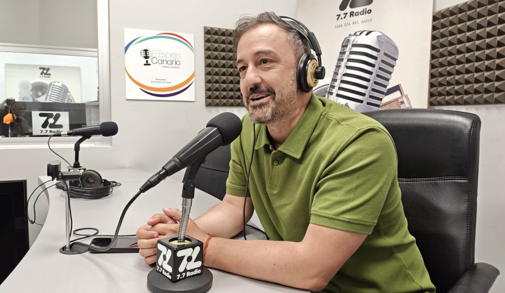 Juan Antonio Peña en los estudios de El Espejo Canario