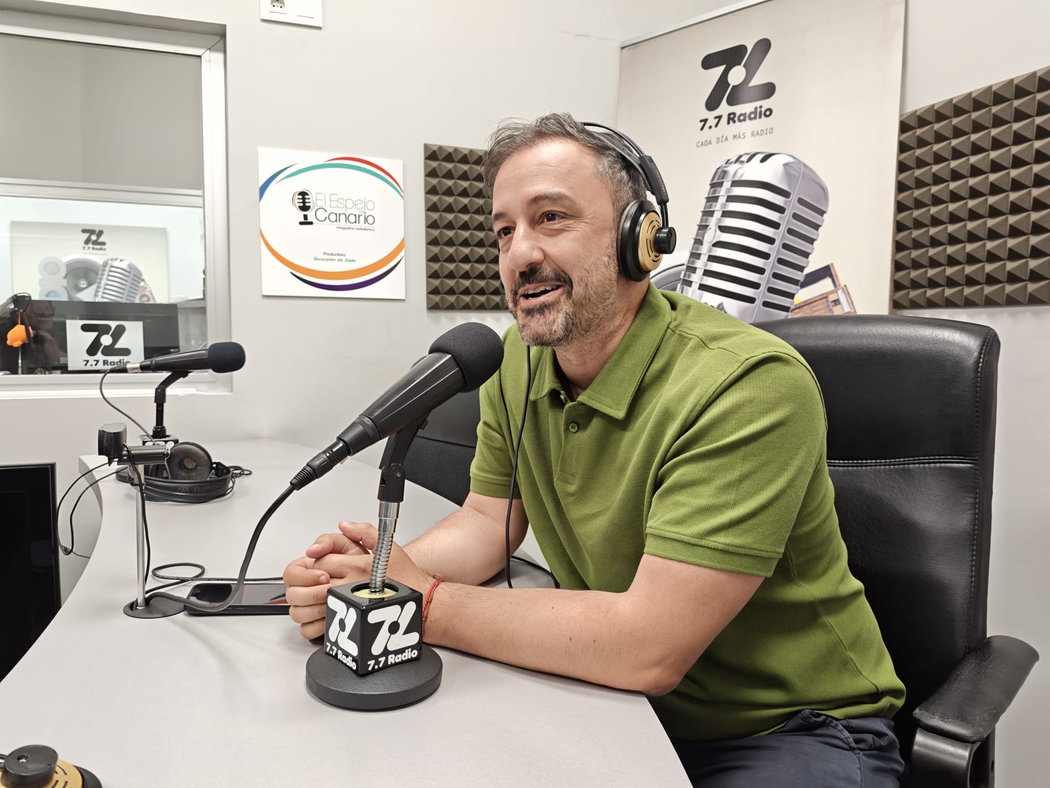 Juan Antonio Peña en los estudios de El Espejo Canario