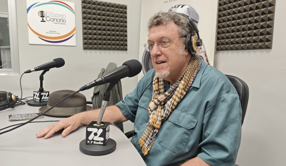 Manuel González en los estudios de El Espejo Canario