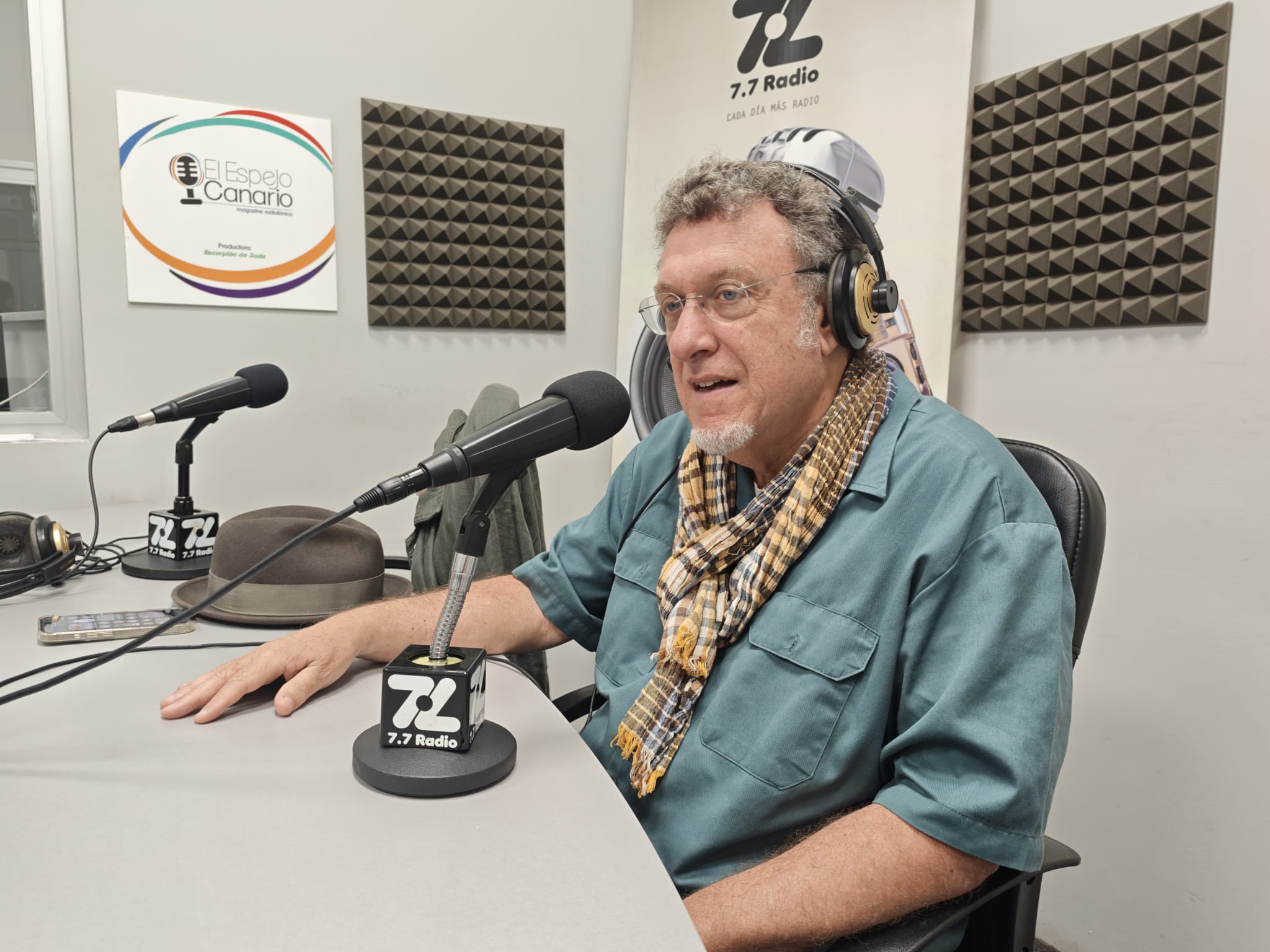 Manuel González en los estudios de El Espejo Canario