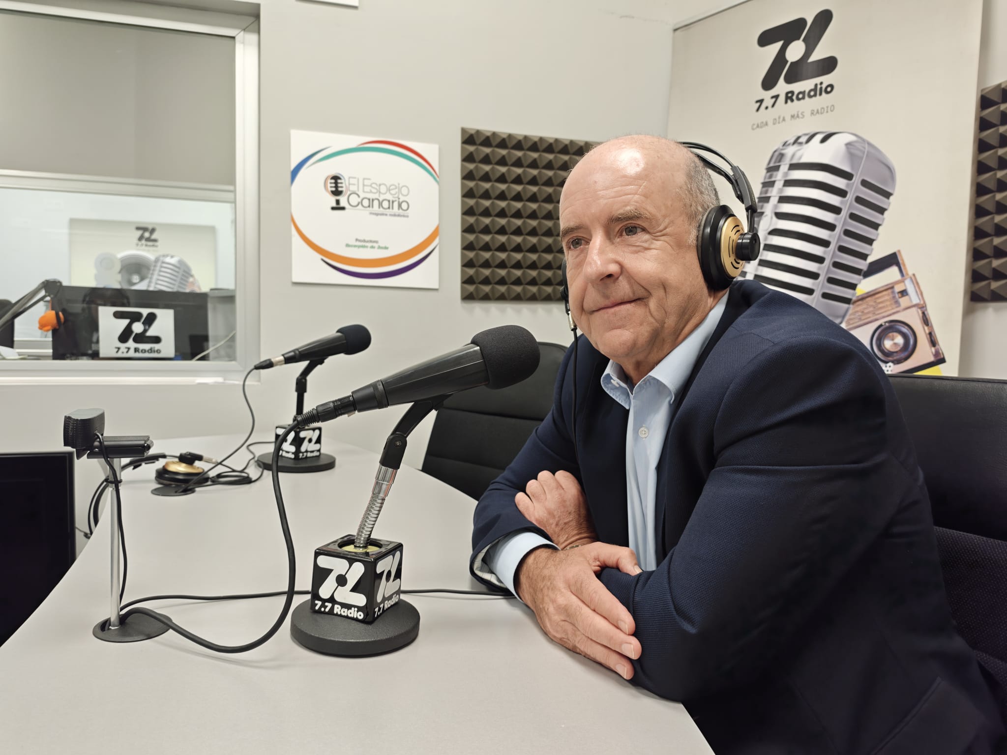 Pedro Ortega en los estudios de El Espejo Canario