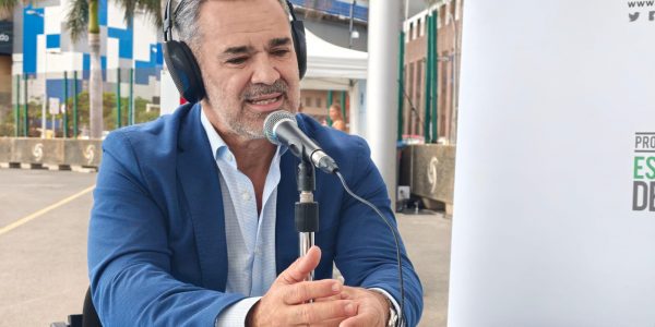 José Juan Socas en el set de El Espejo Canario en el Puerto de Las Palmas