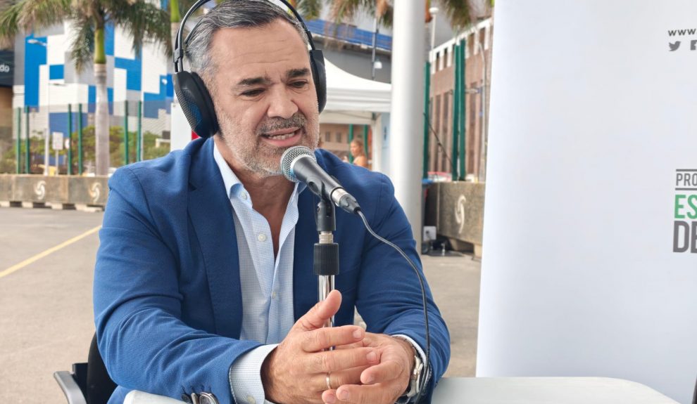 José Juan Socas en el set de El Espejo Canario en el Puerto de Las Palmas