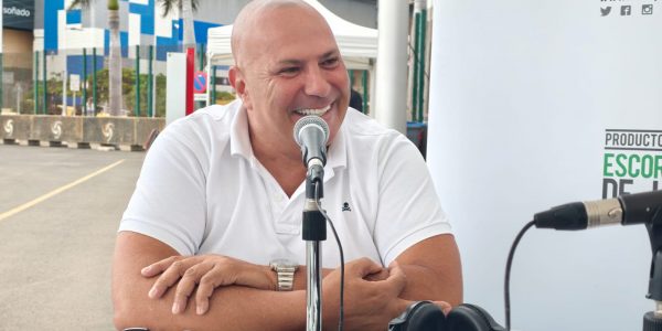 Maxi Díaz en el set de El Espejo Canario en el Puerto de Las Palmas